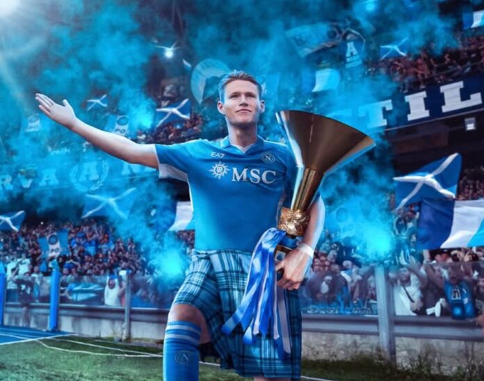 Scott McTominay i kilt med pokal