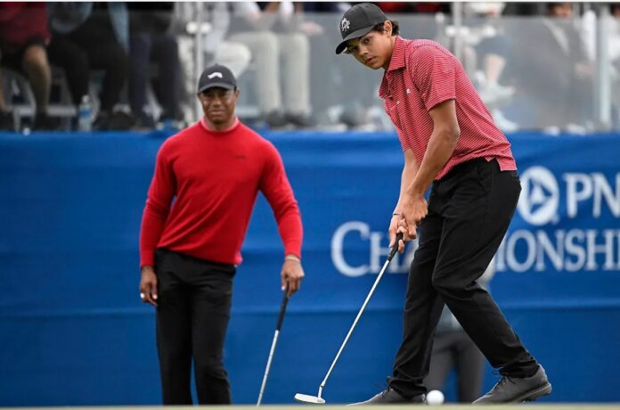 Charlie Woods med pappa Tiger Woods i bakgrunnen