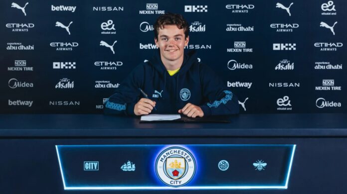 Sverre Nypan signerer